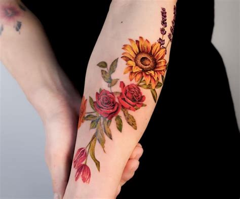 tatuaggio fiori braccio femminile|Tatuaggi femminili sul braccio: un riassunto completo。